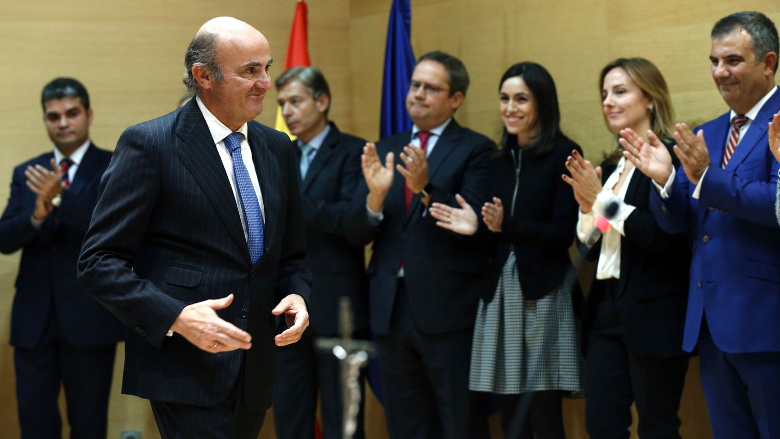 Foto: El ministro de Economía, Industria y Competitividad, Luis de Guindos, durante la toma de posesión de los nuevos altos cargos del ministerio. (EFE)