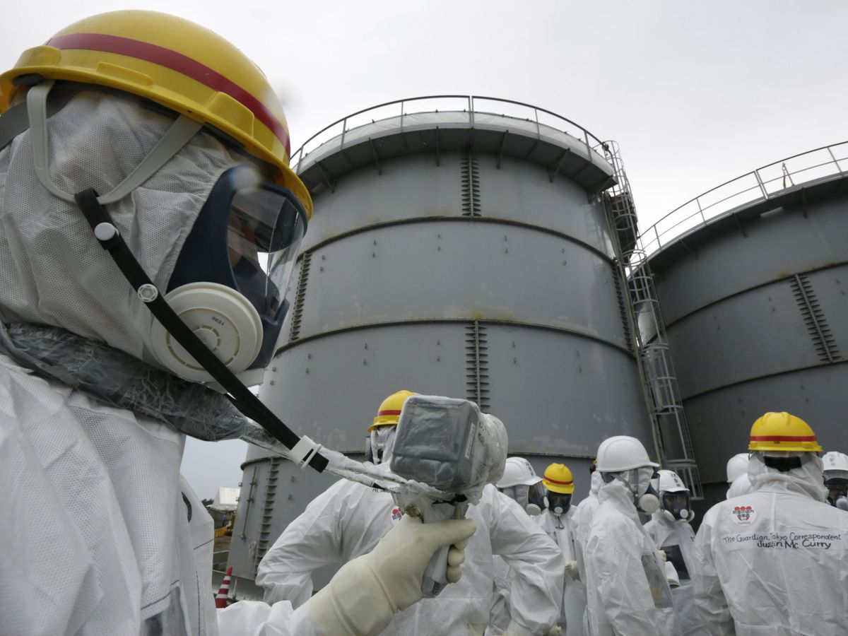 Foto: Un grupo de trabajadores de Fukushima toma medidas de la radiación en la central nuclear. (EFE/Pool/Kimimasa Mayama)