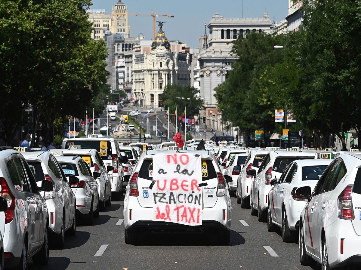 Foto: Una manifestación de taxistas en 2020. (EFE/Fernando Villar)