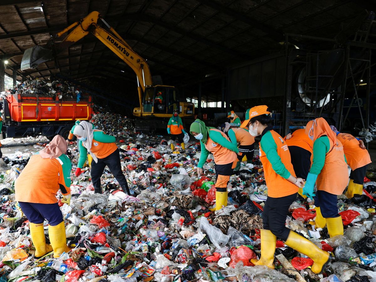 Foto: Vertedero de plástico en Indonesia. Foto: Reuters