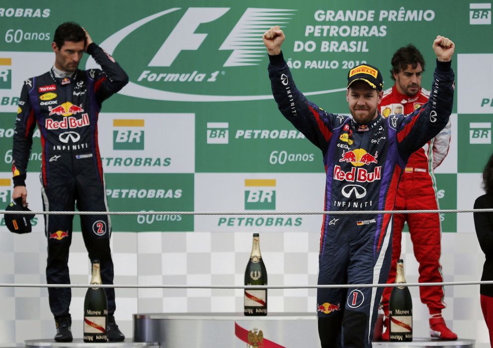 Foto: Fernando Alonso tras Sebastian Vettel en el podio de Sao Paulo.