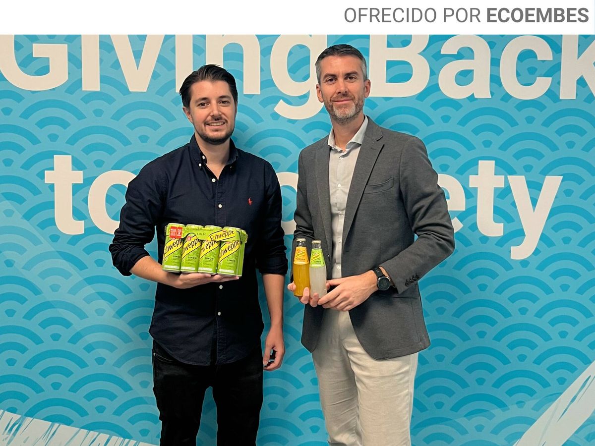 Foto:  Dean Ali, R&D Packaging Manager, y Ricardo González-Ripoll López-Pardo, manager corporativo de Sostenibilidad de Suntory Beverage & Food Spain. (Foto: cortesía)