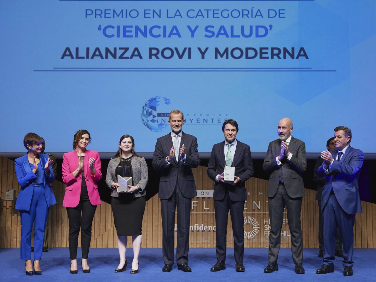 Foto: Arpa Garay, Chief Commercial Officer de Moderna, y Juan López-Belmonte, presidente y CEO de Laboratorios Farmacéuticos Rovi, durante la recogida del Premio Influyentes en 'Ciencia y Salud' del año 2022