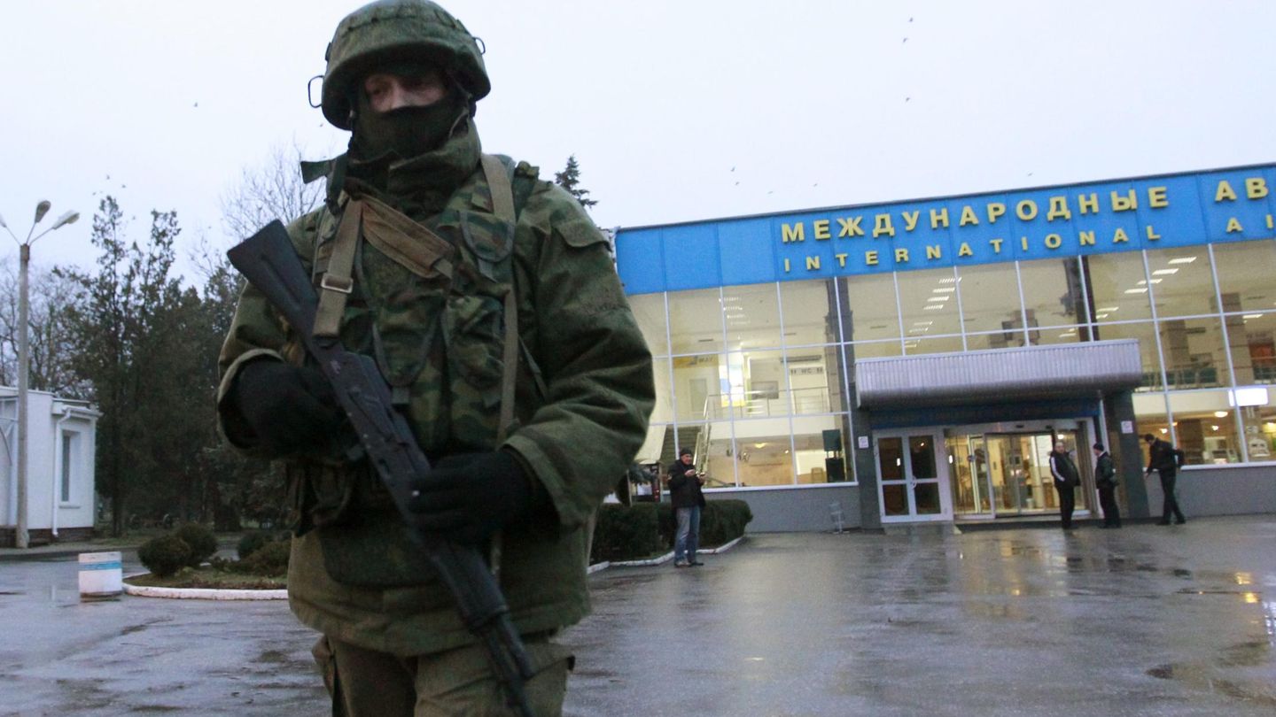 Un hombre armado patrulla el aeropuerto de Simferópol (Reuters).