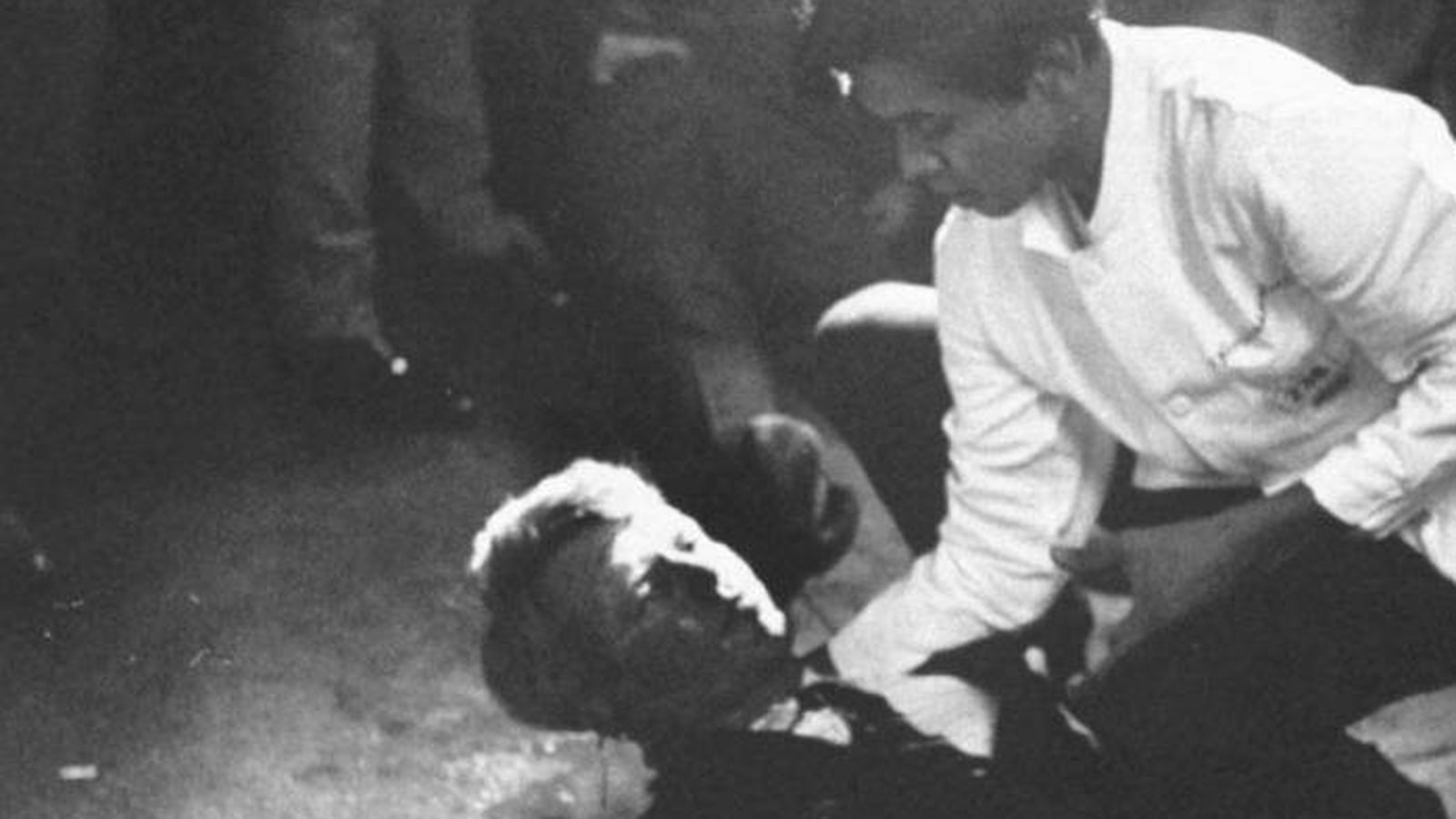 Foto: Juan Romero sostiene a Robert Kennedy a las puertas de la muerte. 