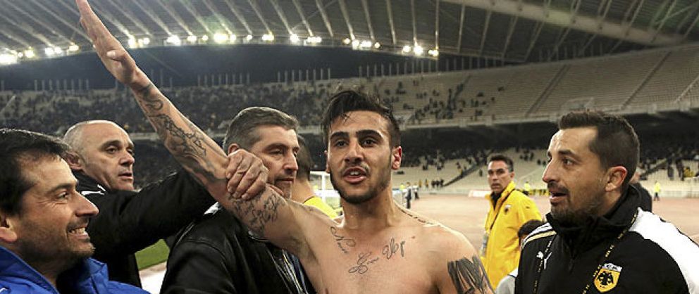 Foto: Giorgos Katidis, sancionado de por vida por marcar un gol y celebrarlo con el saludo nazi