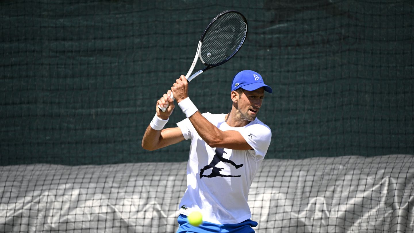 Djokovic, durante el entrenamiento previo a la final de Wimbledon. (REUTERS/Hannah Mckay)