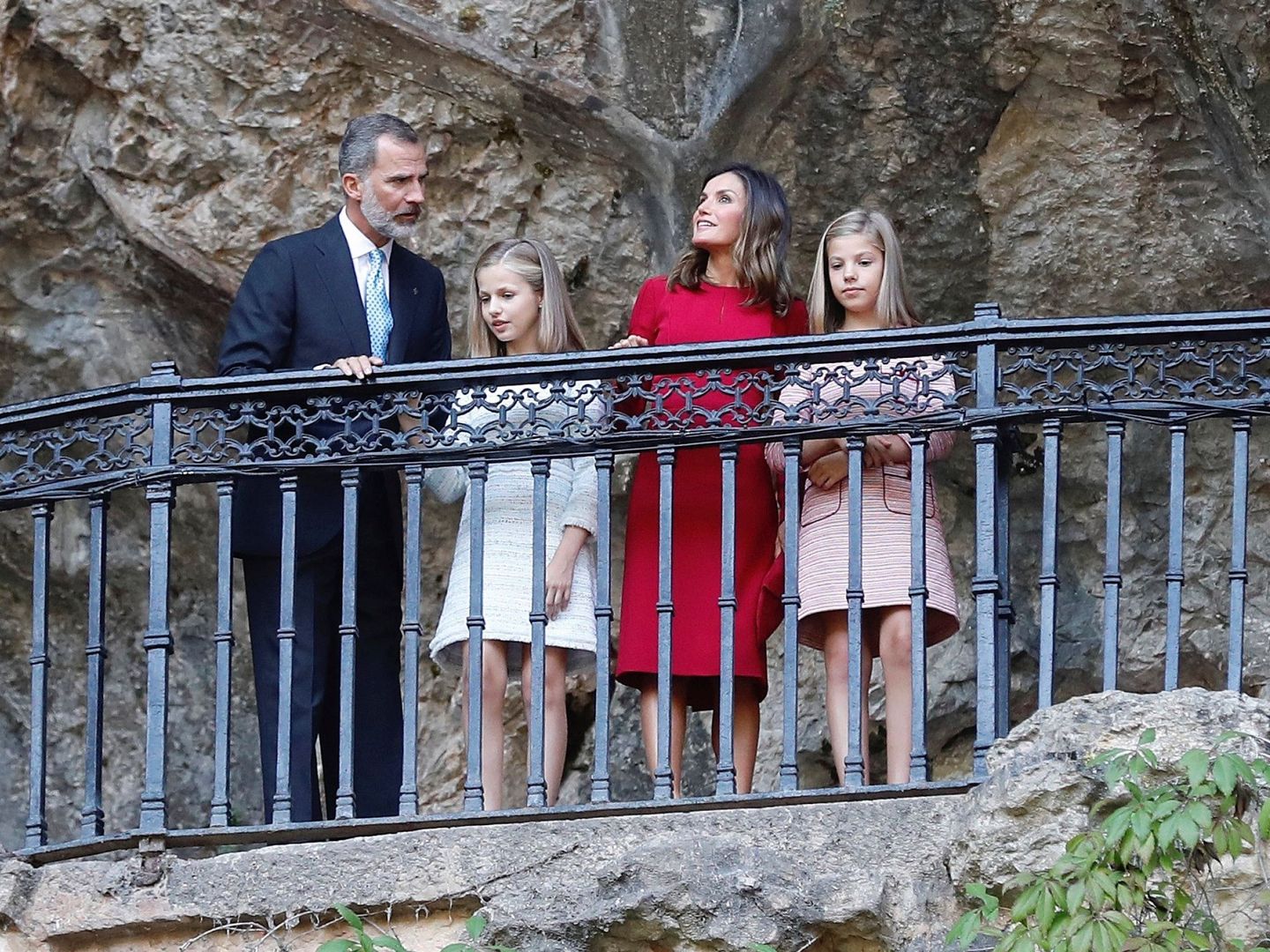 La princesa de Asturias, Leonor, acompañada por sus padres, los Reyes, y su hermana Sofía, en la Santa Cueva de Covadonga el pasado septiembre. (EFE)