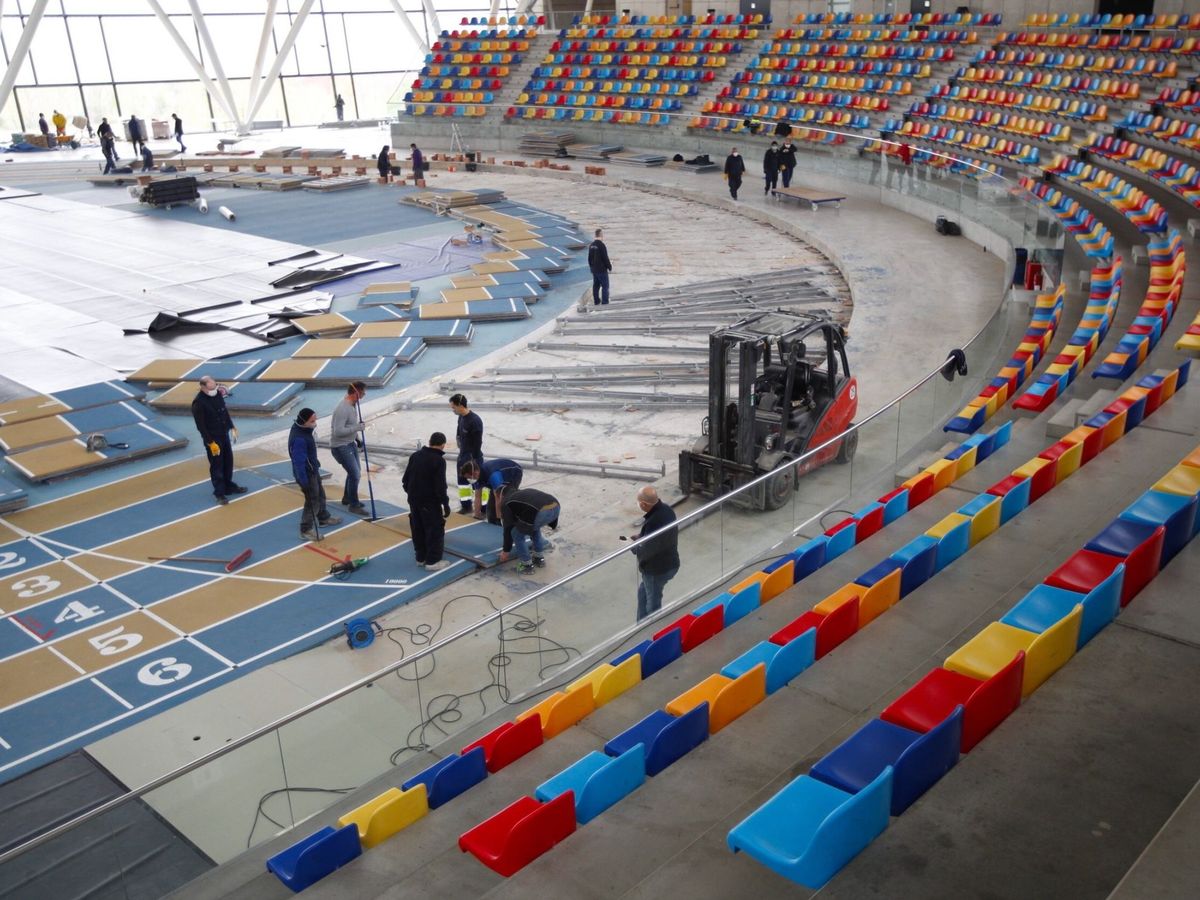 Foto: Preparación de la pista cubierta de atletismo de Sabadell para convertirla en hospital (EFE)