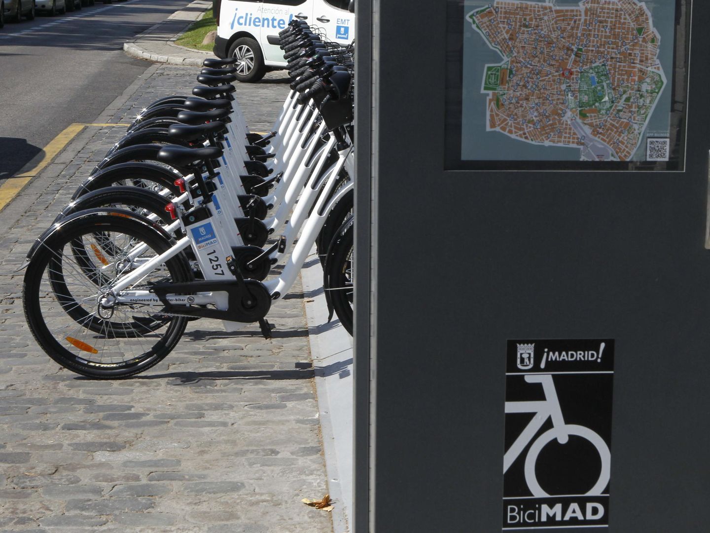 Bicicletas eléctricas del servicio de Bicimad, en la ciudad de Madrid. (EFE)