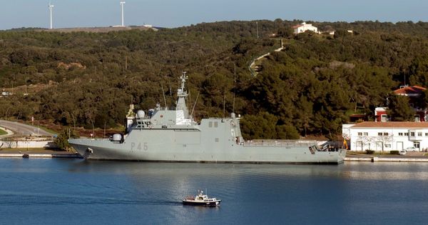 Foto: El buque Audaz de la Armada, estacionado en Mahón. (EFE)