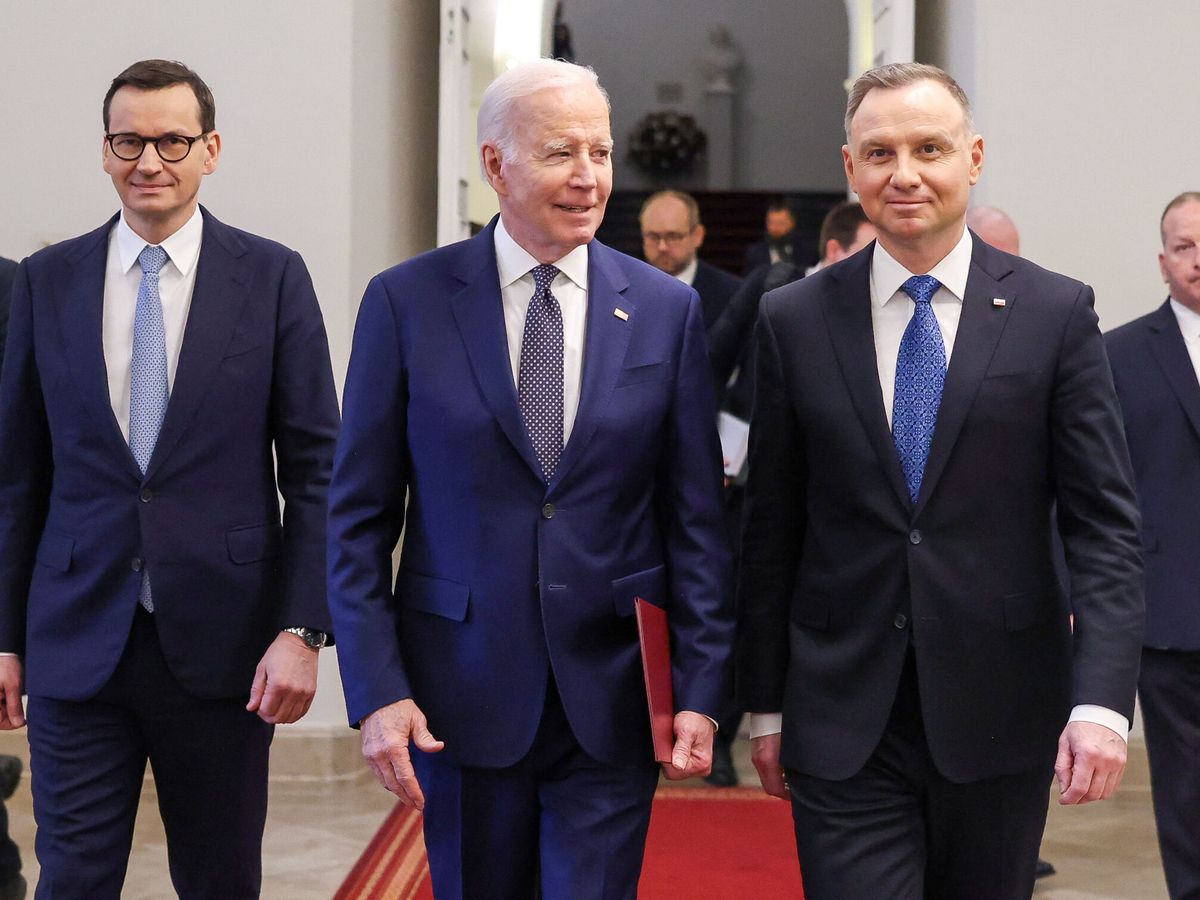 Foto: El presidente de EEUU, Joe Biden (c), el presidente polaco, Andrzej Duda (d), y el primer ministro, Mateusz Morawiecki. (Reuters/Jakub Szymczuk )
