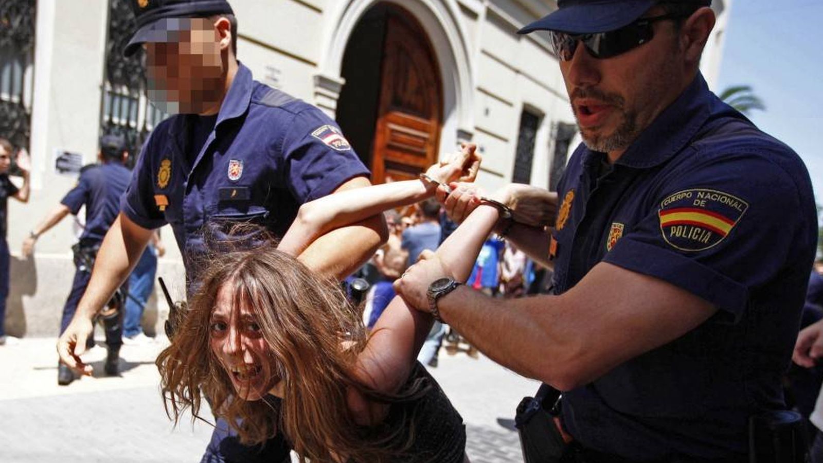 Foto: María Gombau, cuando fue detenida en 2011 en una concentración de 'indignados' en Valencia. (EFE)