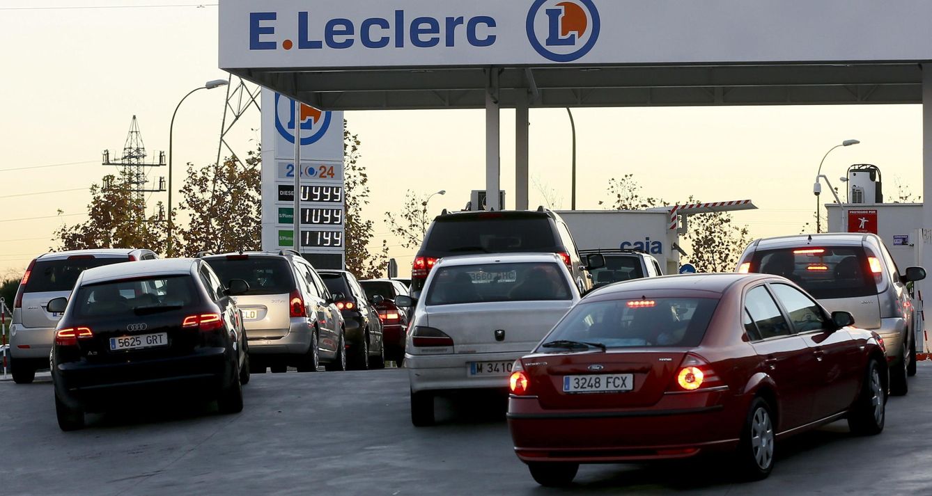 Una gasolinera 'low cost' en Carabanchel, Madrid. (EFE)