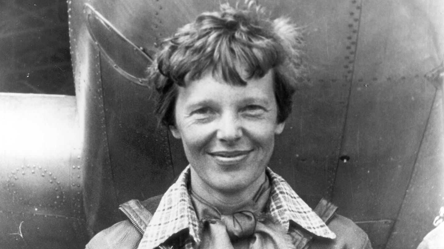 Amelia Earhart delante de su avión. (Foto: Wikipedia)