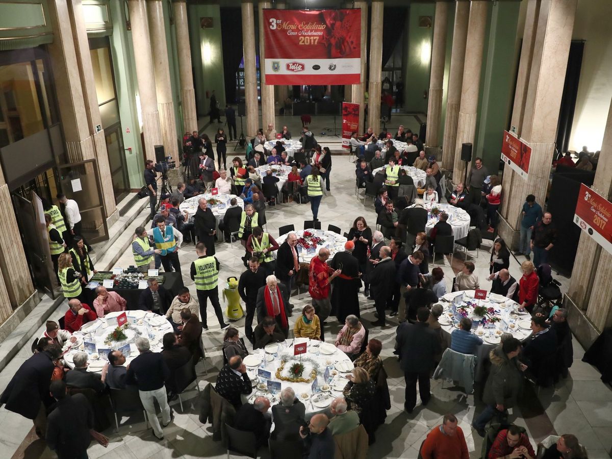 Foto: El Salón de Baile del Círculo de Bellas Artes en una cena para personas sin hogar. (EFE/Mariscal)