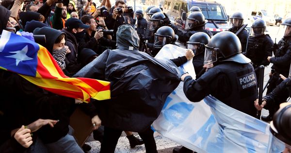 Foto: Enfrentamiento entre los CDR y los Mossos en Barcelona. (EFE)