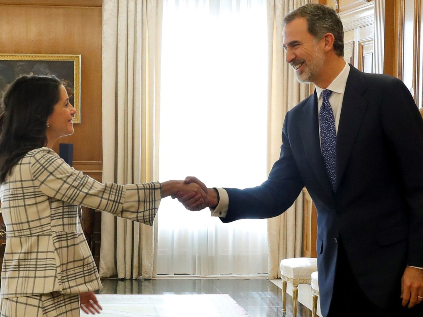 El rey Felipe VI (d) saluda a la portavoz de Ciudadanos, Inés Arrimadas. (EFE)