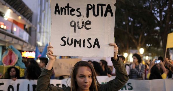 Foto: Una mujer sostiene un cartel durante una manifestación con motivo del Día Internacional de la Mujer. (EFE)