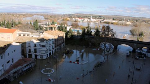 La crecida del Ebro amenaza ahora Zaragoza y obliga a cortar accesos en Tarragona