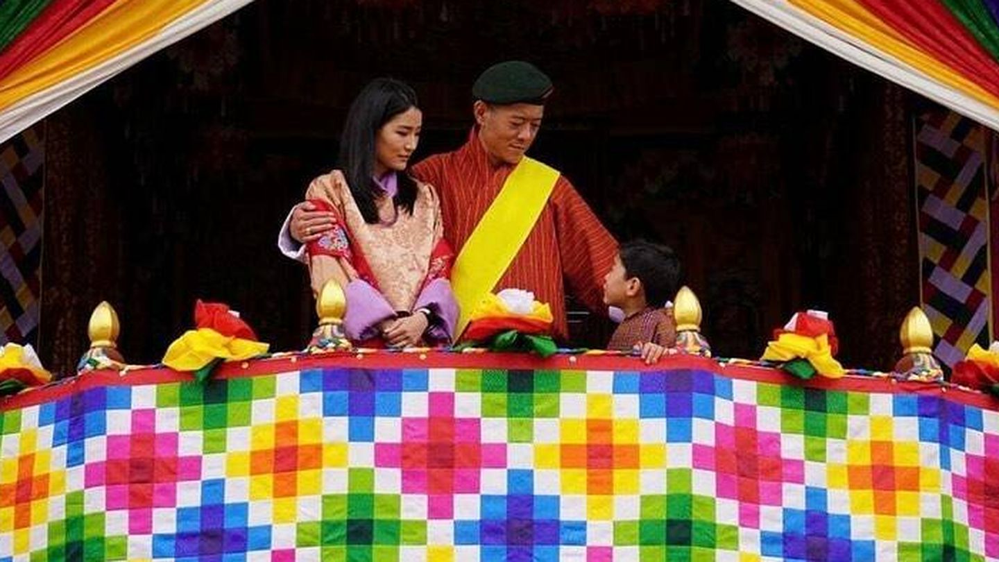 Los reyes de Bután, junto a su heredero. (Casa Real de Bután)