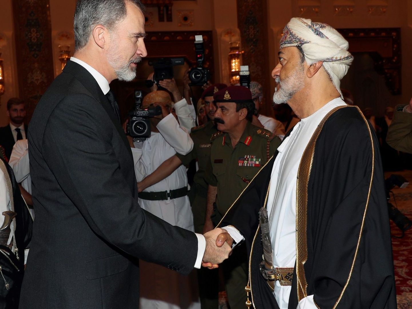 El rey Felipe VI, recibido por el sultán de Omán, Haitham bin Tariq Al Said. (EFE)