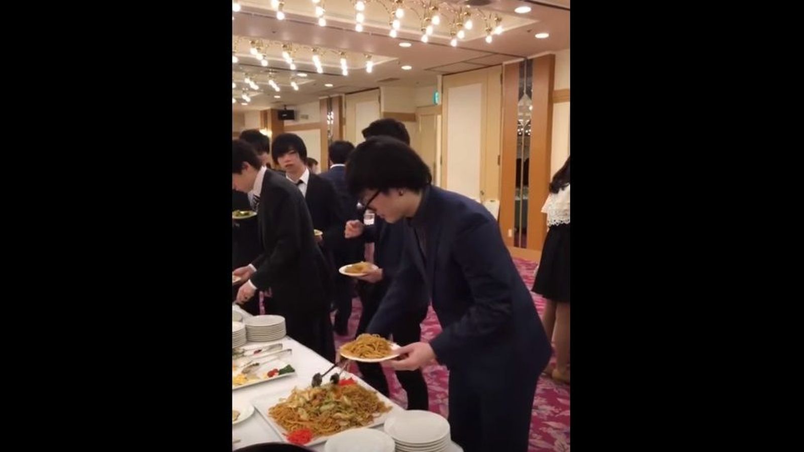 Foto: El protagonista del vídeo, sirviéndose en un 'buffet'