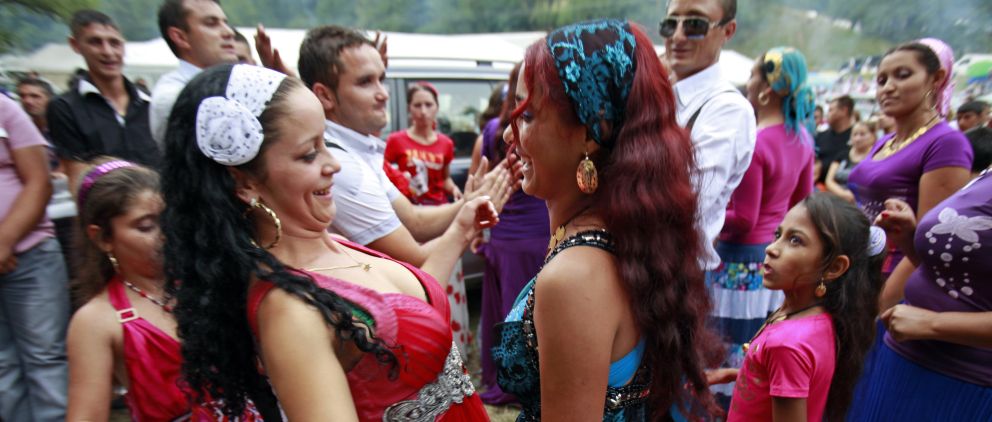 Dos chicas romaní bailan durante una fiesta en Costesti,  a 210 kilómetros de Bucarest (Reuters).