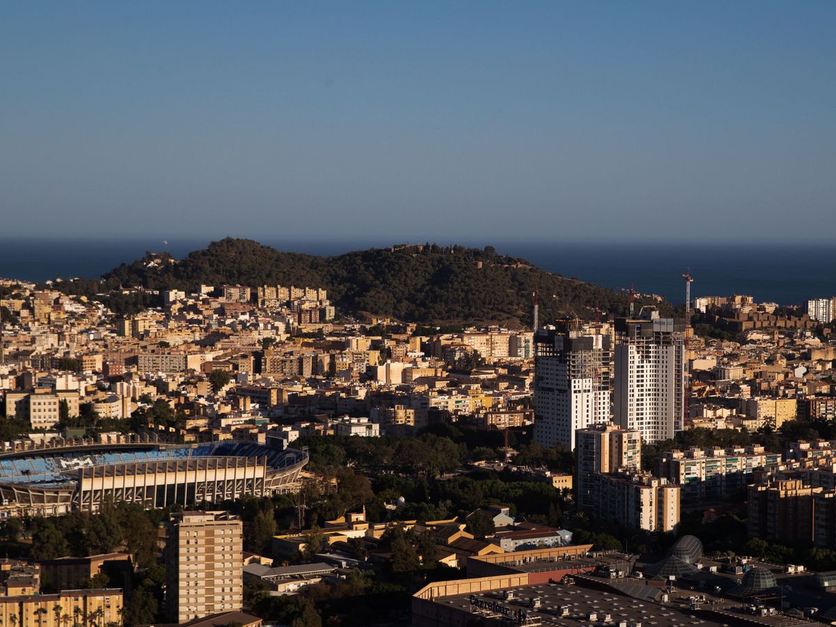 Foto: Vista desde el barrio de la Palmilla de Málaga de las llamadas torres de Martiricos. (EFE/Jorge Zapata)