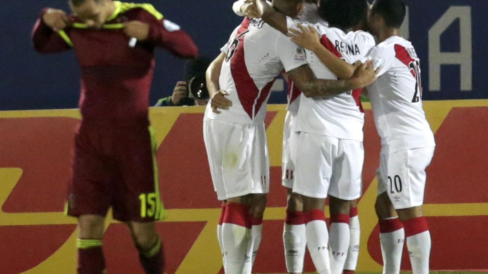 Foto: Los jugadores de Perú celebran el gol de Pizarro ante Venezuela.