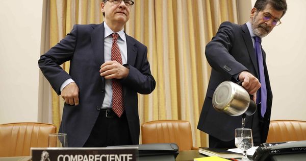 Foto: El exministro Jordi Sevilla, con el presidente de la comisión territorial del Congreso, el socialista José Enrique Serrano, este 24 de enero. (EFE)