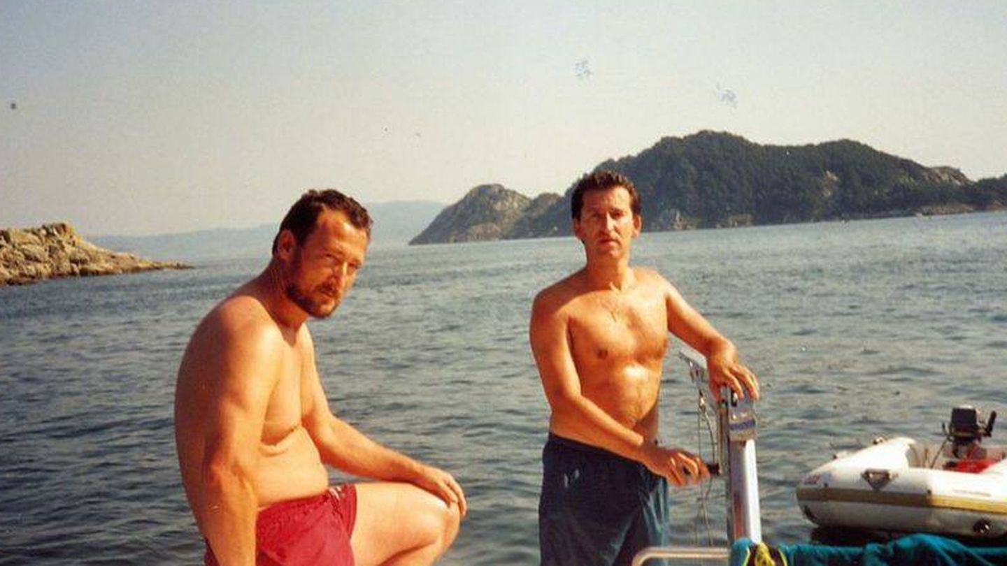 Feijóo y Marcial Dorado, en 1995, en la ría de Vigo. (El País)