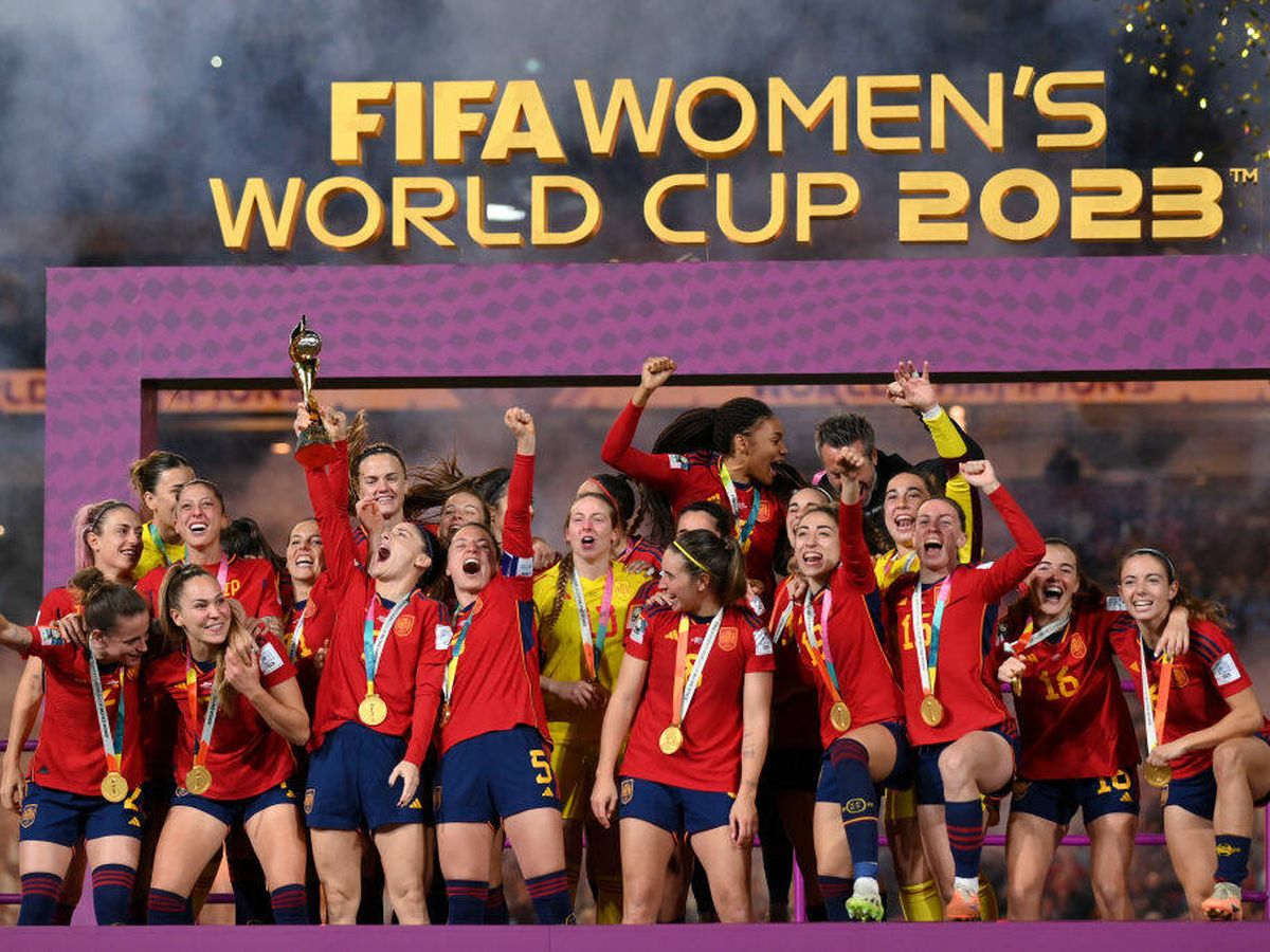 Foto: La selección española de fútbol femenino levantando la copa. (Getty Images)