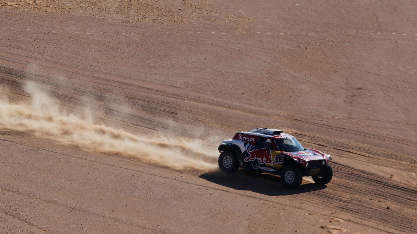 Carlos Sainz, atravesando el desierto de Arabia Saudí a bordo de su Mini. (EFE)