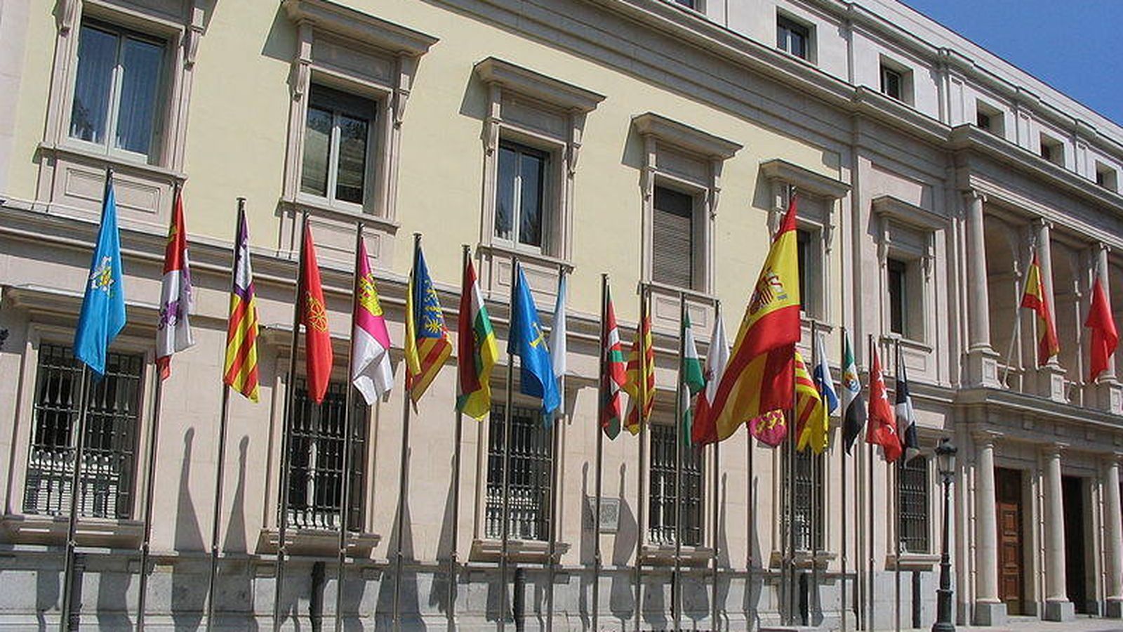 Foto: Banderas de las comunidades autónomas de España frente al Senado. (Foto: Javier Carro)