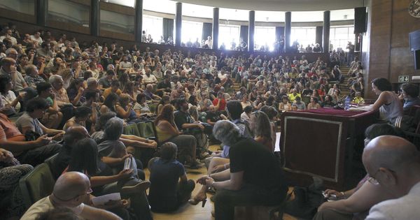 Foto: Asamblea celebrada por Podemos en la Facultad de Filosofía de la UCM. (Efe/Kiko Huesca)