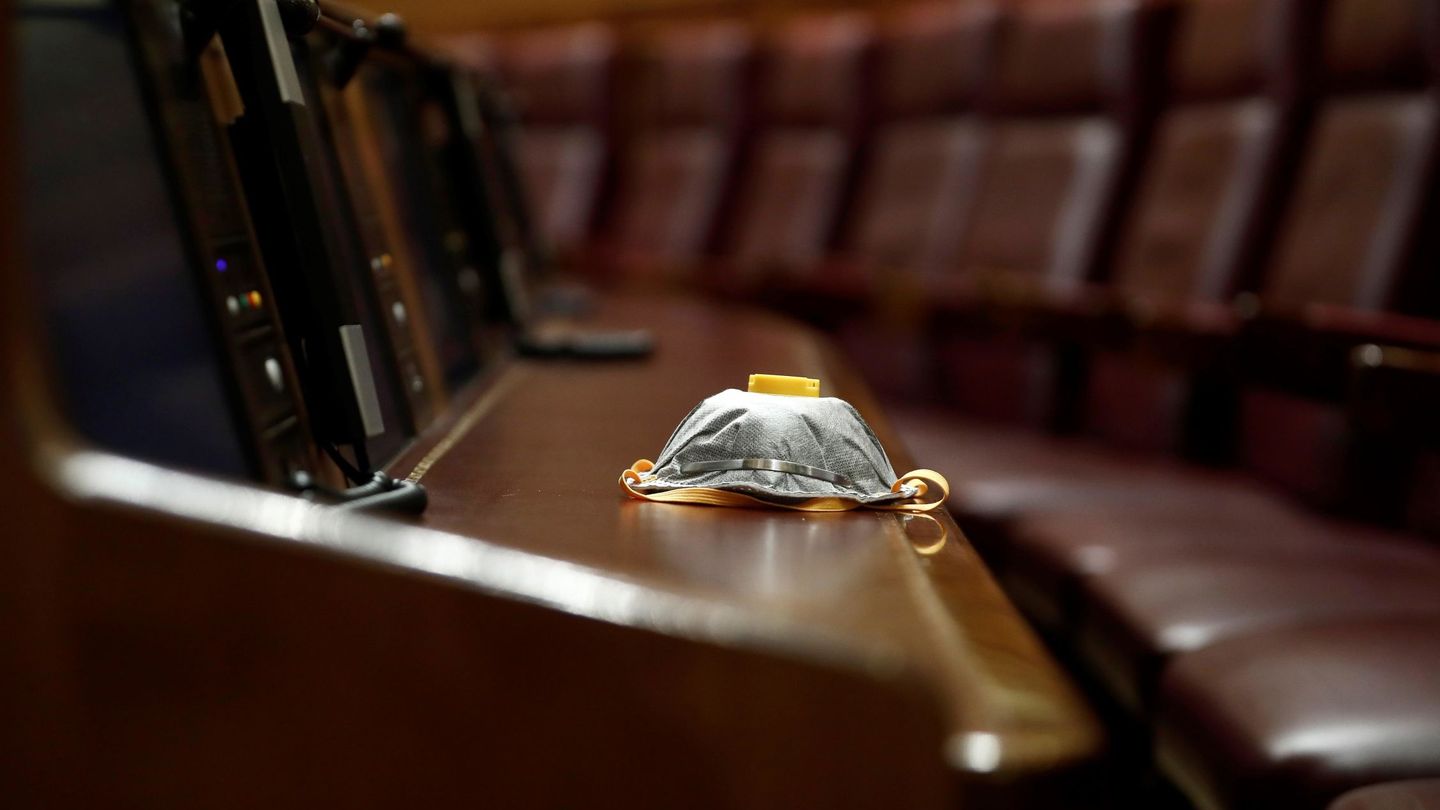Una mascarilla de protección, en un escaño del Congreso de los Diputados. (EFE)