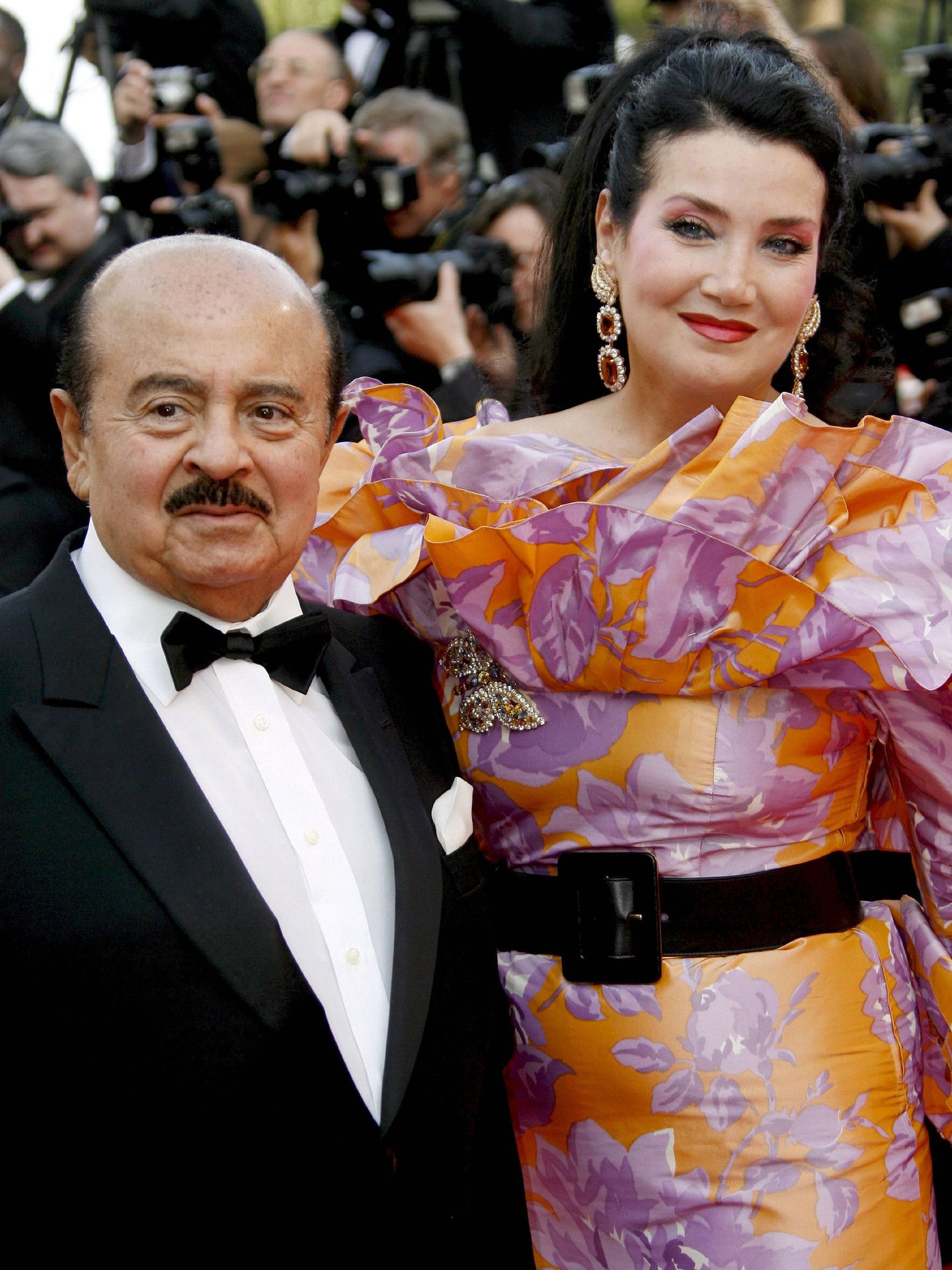 El desaparecido Adnan Khashoggi y su esposa, en Cannes. (EFE)