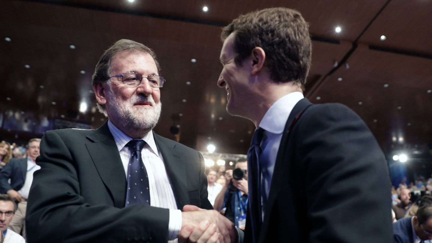 Pablo Casado (d), saluda al expresidente del Gobierno, Mariano Rajoy (i) en el Congreso del 21 de julio. (EFE)