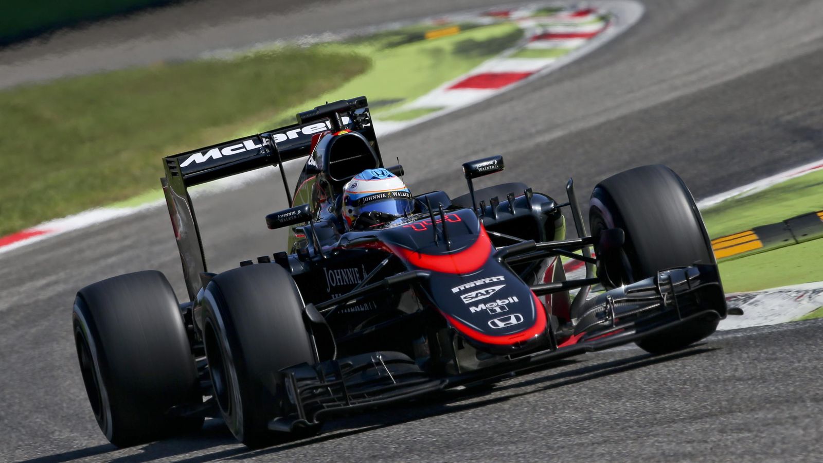 Foto: El McLaren de Fernando Alonso en el trazado de Monza (Efe)