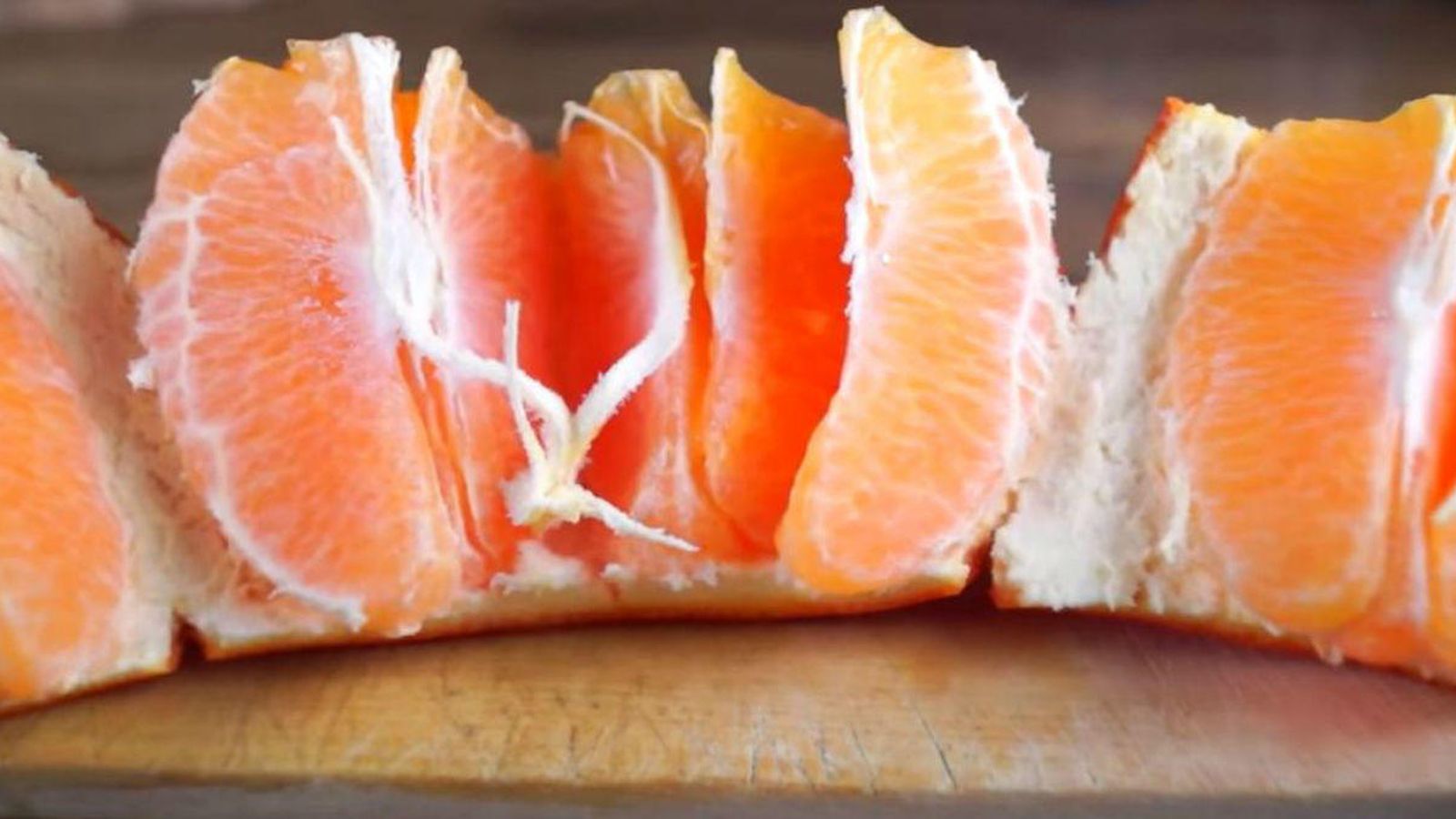Foto: ¿Es esta la mejor forma de comer una naranja? (Rumble)