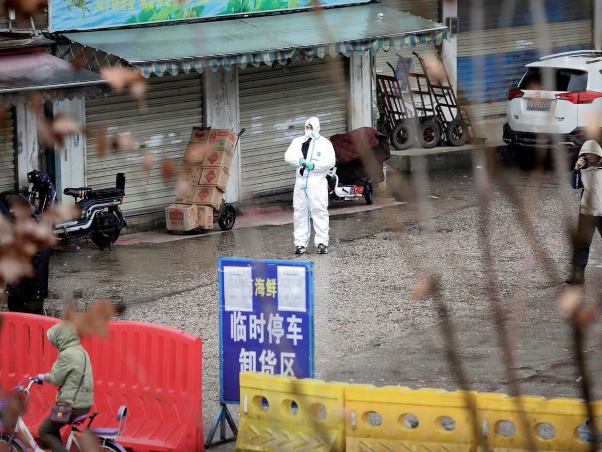 Foto: Un trabajador, en el mercado de la ciudad de Wuahn, que ha sido clausurado. (Reuters)