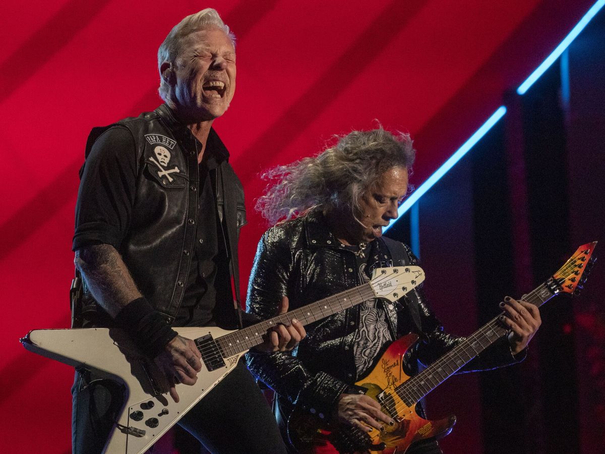 Foto: James Hetfield (izq.) y Kirk Hammett (der.) de la banda estadounidense Metallica actúan durante el Festival Global Citizen en Nueva York, Nueva York. (EFE/EPA/Sarah Yenesel) 