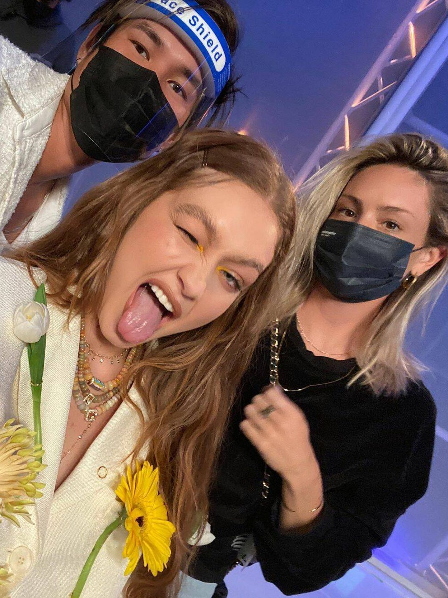 Gigi Hadid, con sombras de ojos amarillas, posa  con el maquillador Patricka y la peluquera Laura Polko en una pausa de Project Runway. (Instagram @gigihadid)