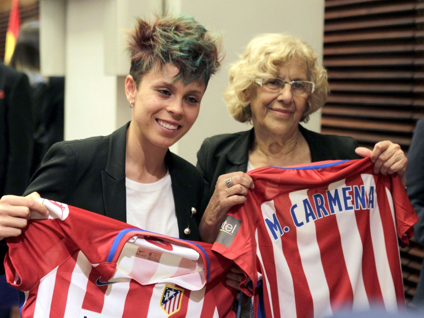 La alcaldesa de Madrid, Manuela Carmena, con la camiseta del Atlético de Madrid femenino junto a la capitana, Amanda Sampedro. (EFE)