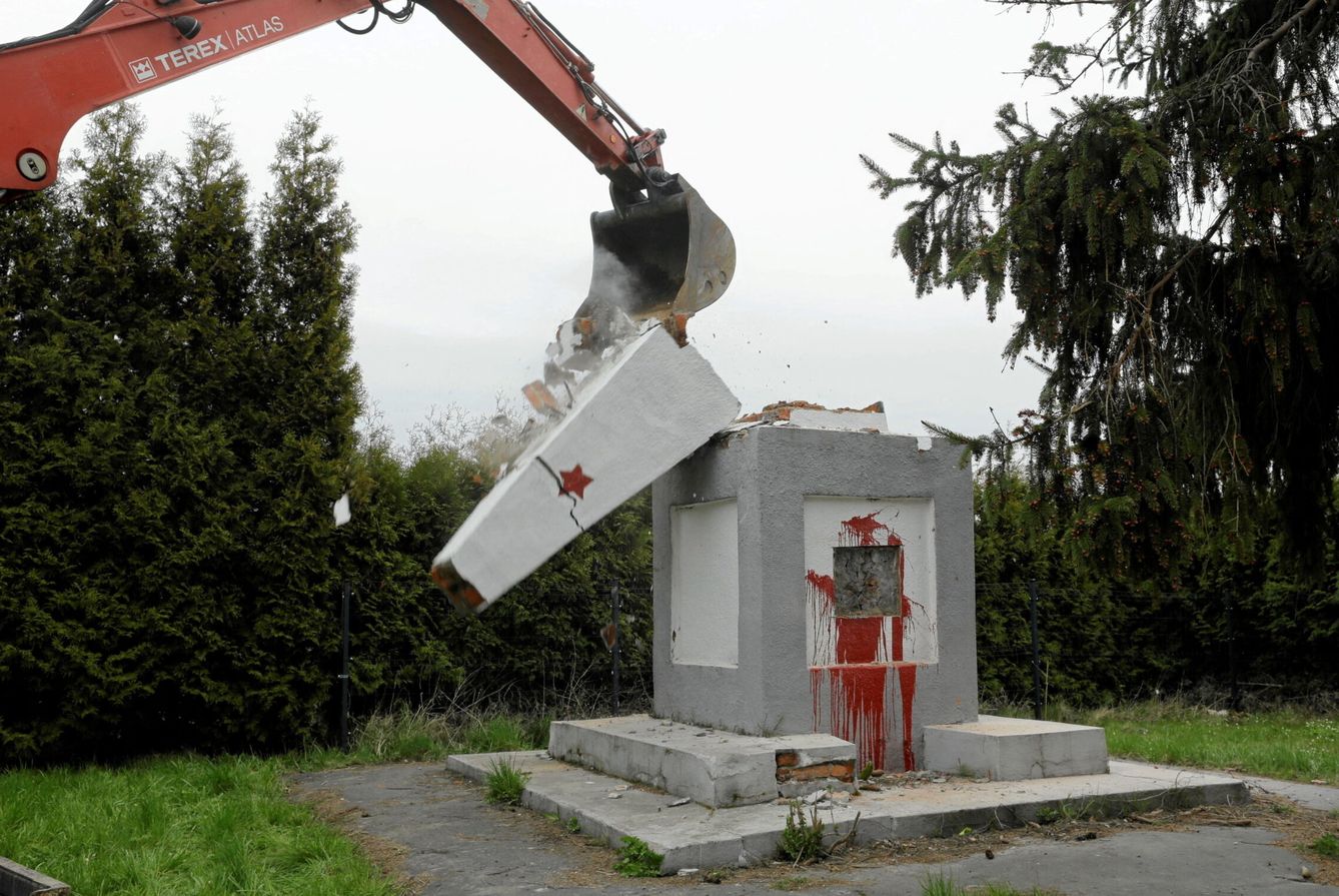 Una excavadora abate un monumento soviético después de la agresión de Rusia a Ucrania