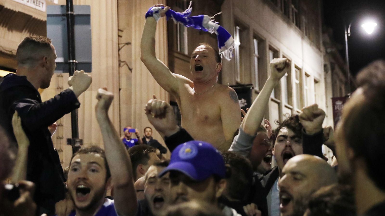 Foto: La afición del Leicester ha tomado las calles para celebrar (Reuters).