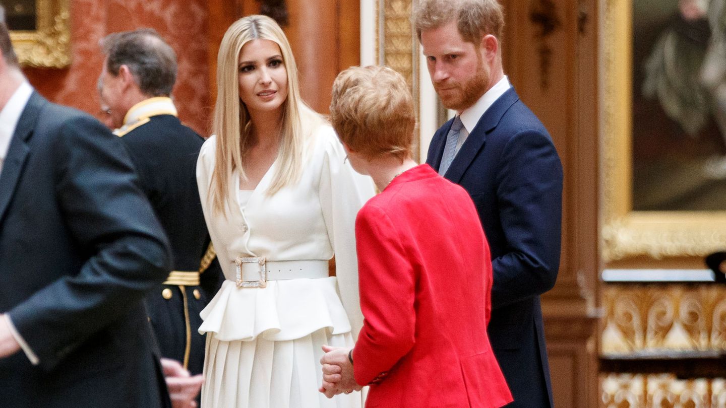 El príncipe Harry e Ivanka Trump, en Buckingham. (Reuters)