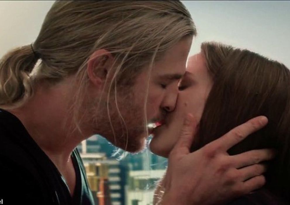Foto: Imagen del beso en el que Elsa Pataky dobla a Natalie Portman (Marvel)