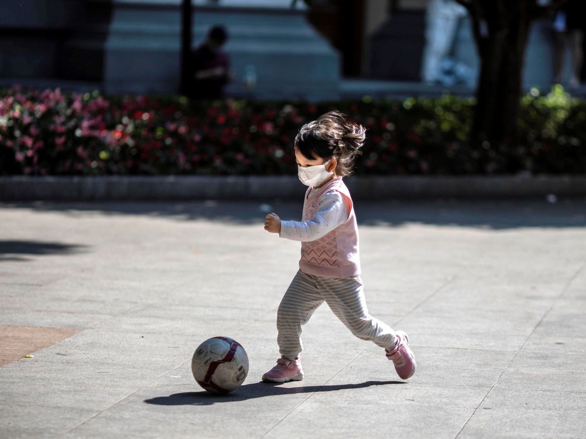 Foto: Una niña juega con un balón en un parque de Guangzhou (China) este domingo. (EFE)